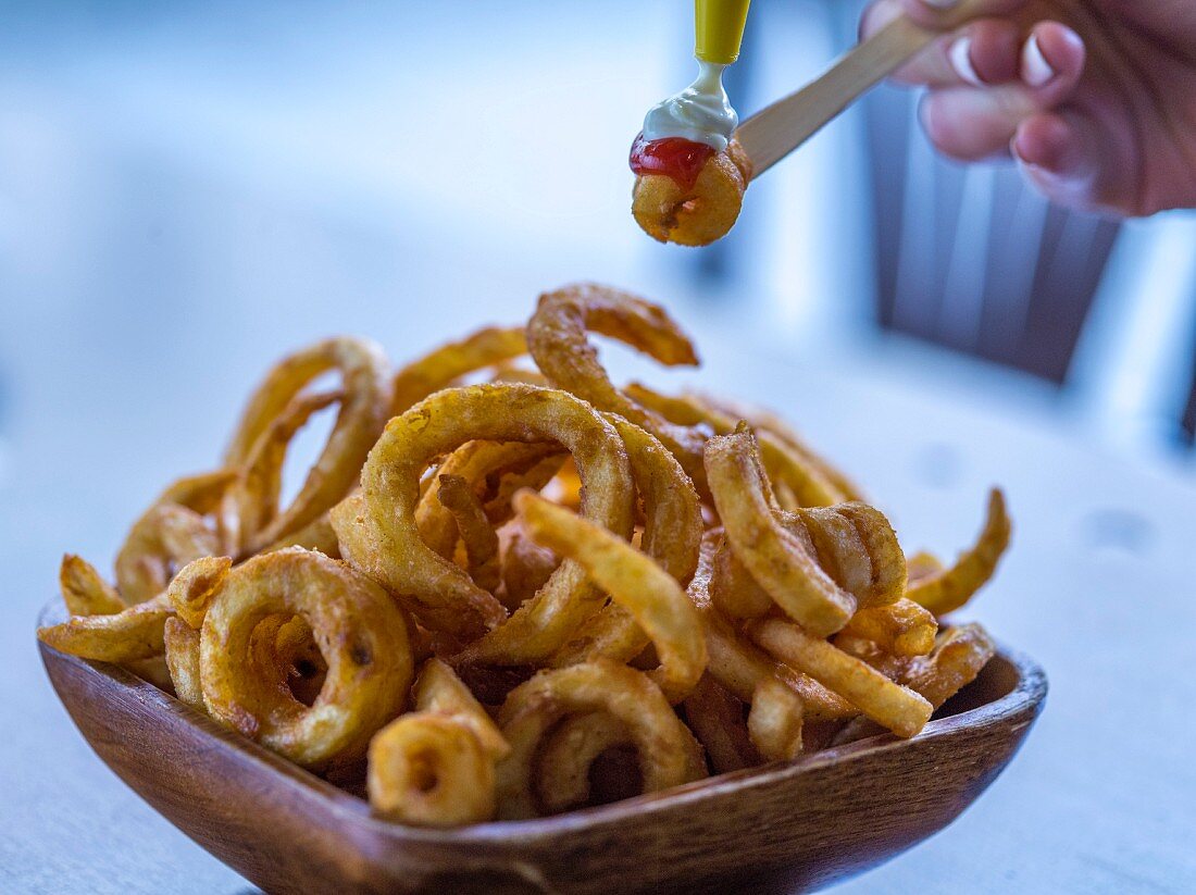 Fried onion rings with ketchup and mayonnaise