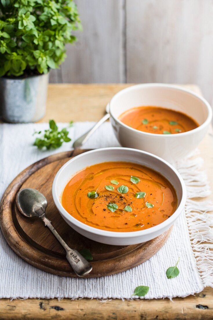 Tomatencremesuppe mit frischem Basilikum