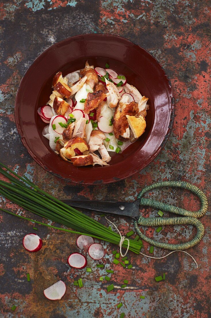 Brathendl-Salat mit Radieschen, Croûtons und Schnittlauch-Vinaigrette