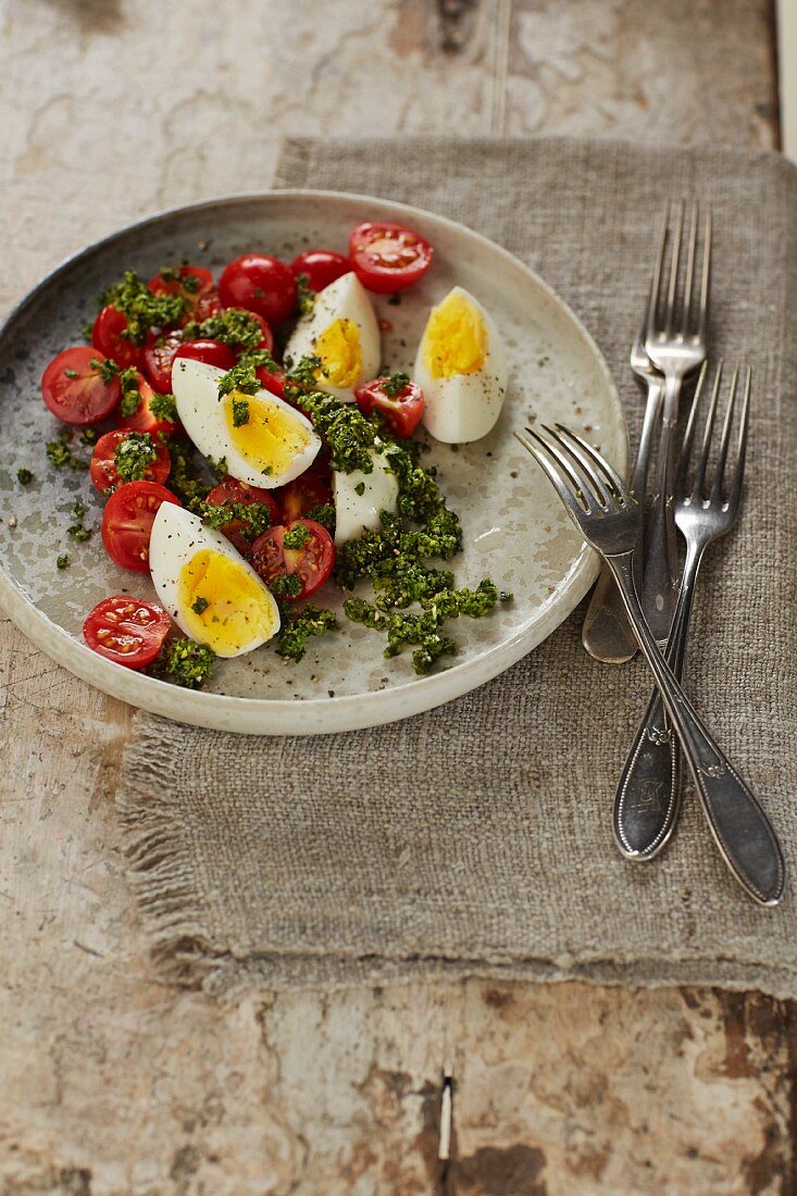 Tomaten-Eier-Salat mit Kürbiskern-Pesto