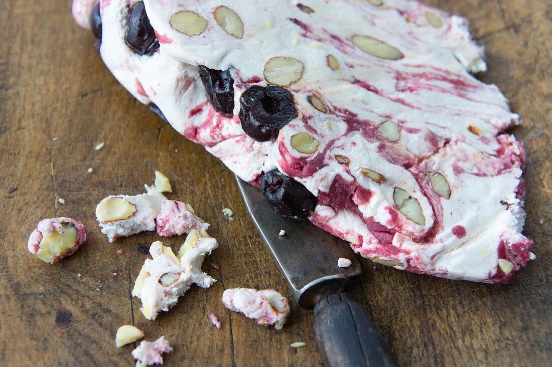 Fudge mit Cranberries und Mandeln