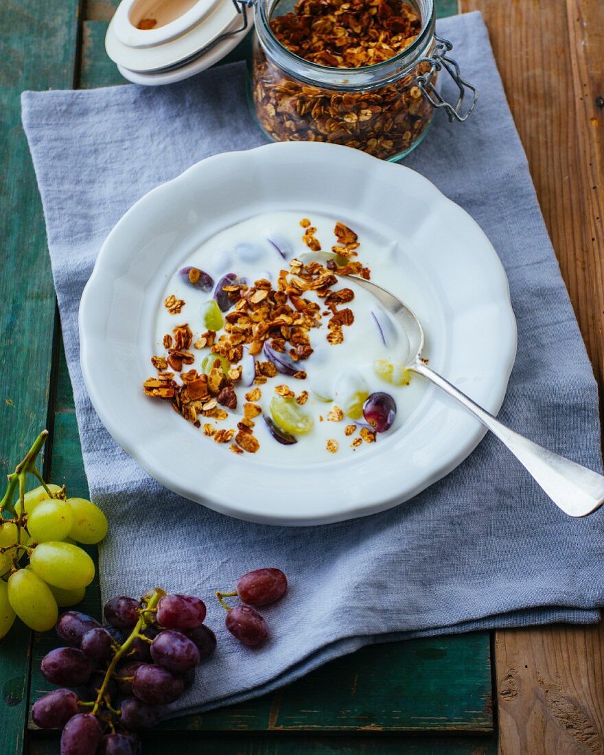 Crunchy muesli with soured milk and grapes