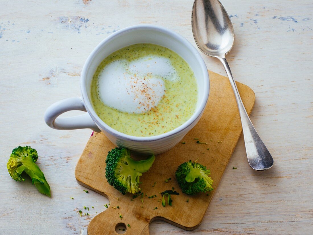 Broccoli soup with milk foam