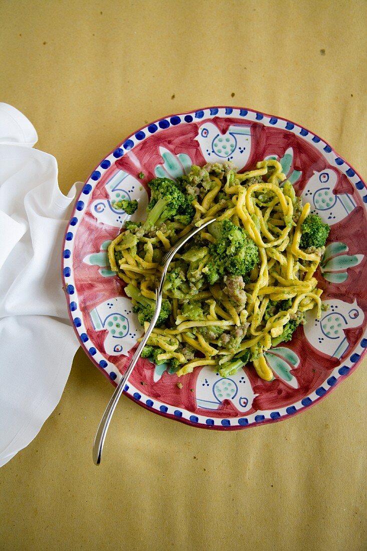 Correggioli con broccoletti e salsiccia (Nudeln mit Brokkoli und Wurst, Italien)