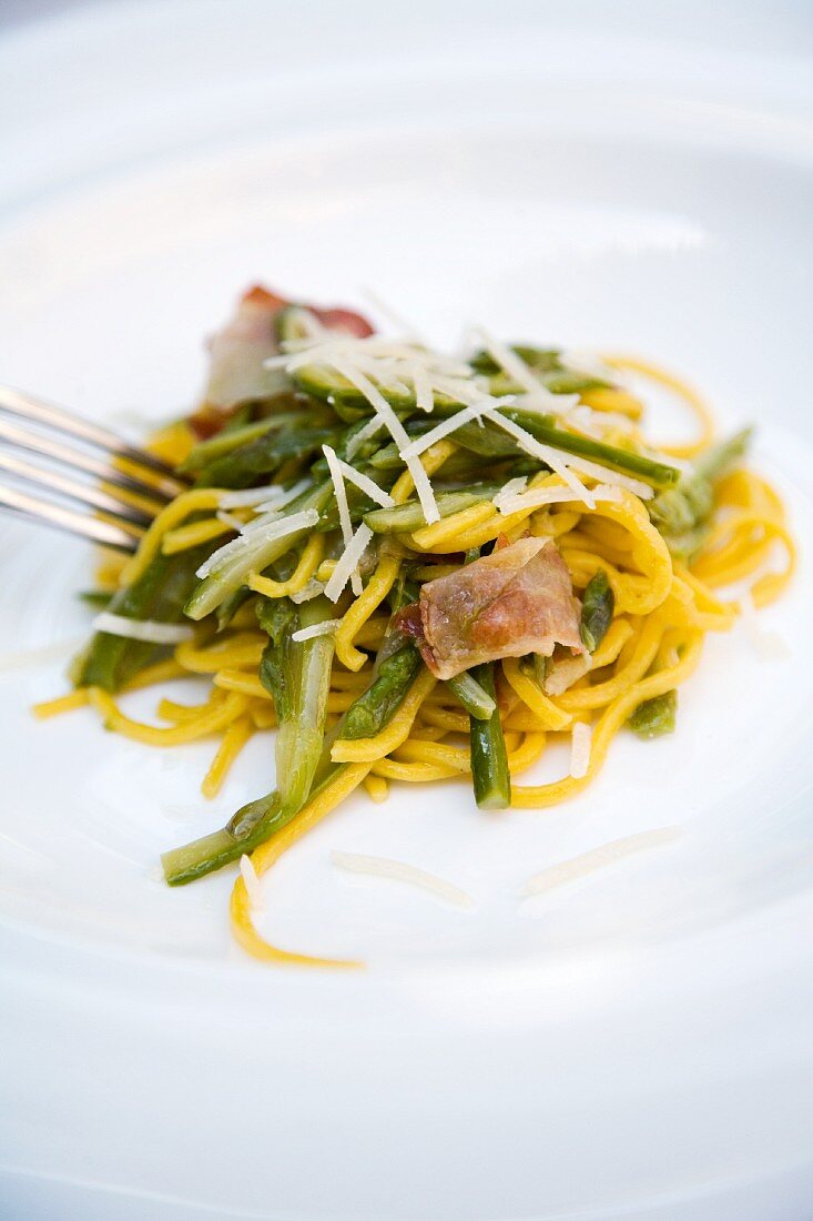 Tagliolini con asparagi, rigatino e pecorino (tagliatelle with asparagus, bacon and Pecorino, Italy)