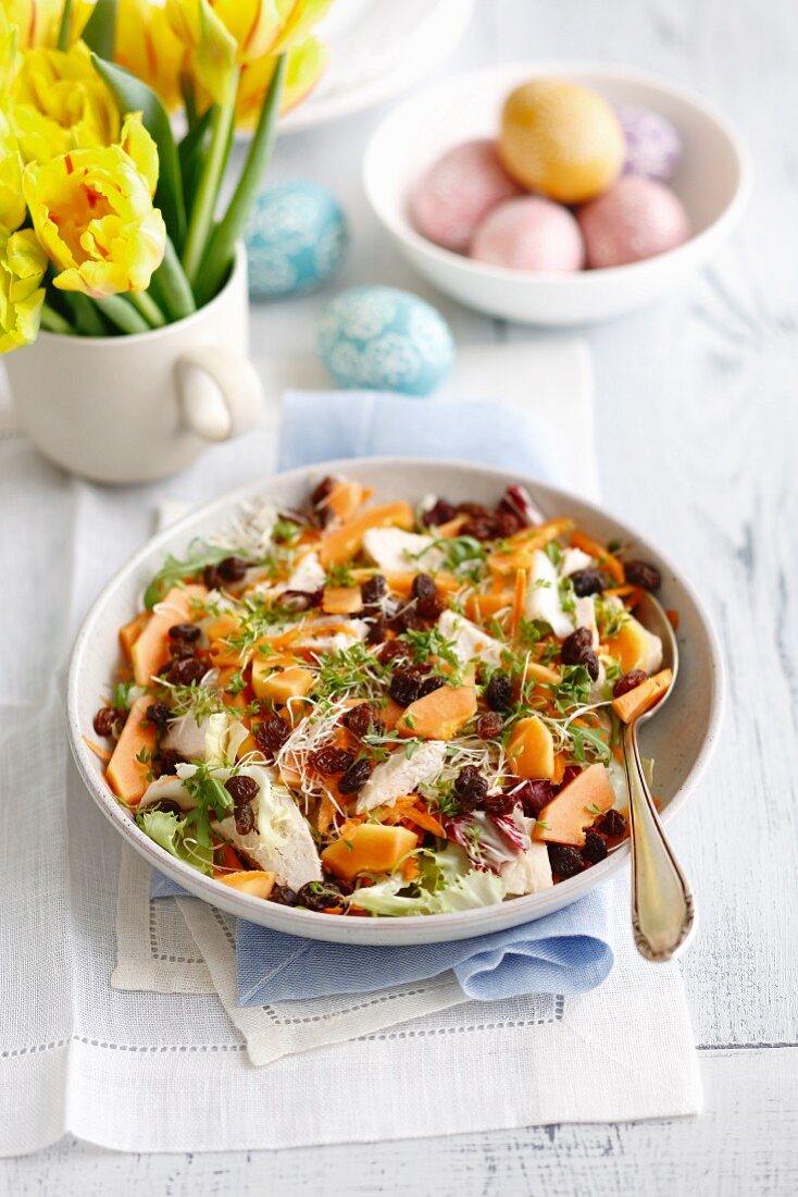 Papaya-Hähnchen-Salat mit Rosinen, Sprossen und Karotten für Ostern