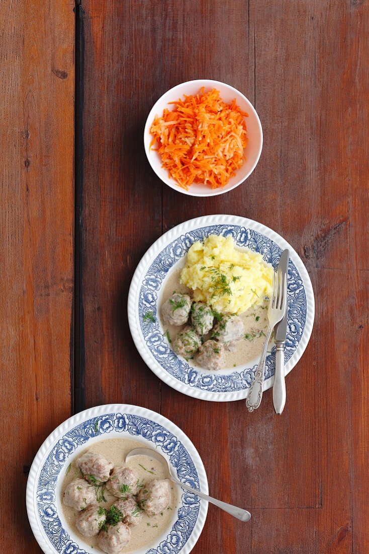 Hackbällchen in Senfsauce mit Kartoffelpüree und Möhrensalat