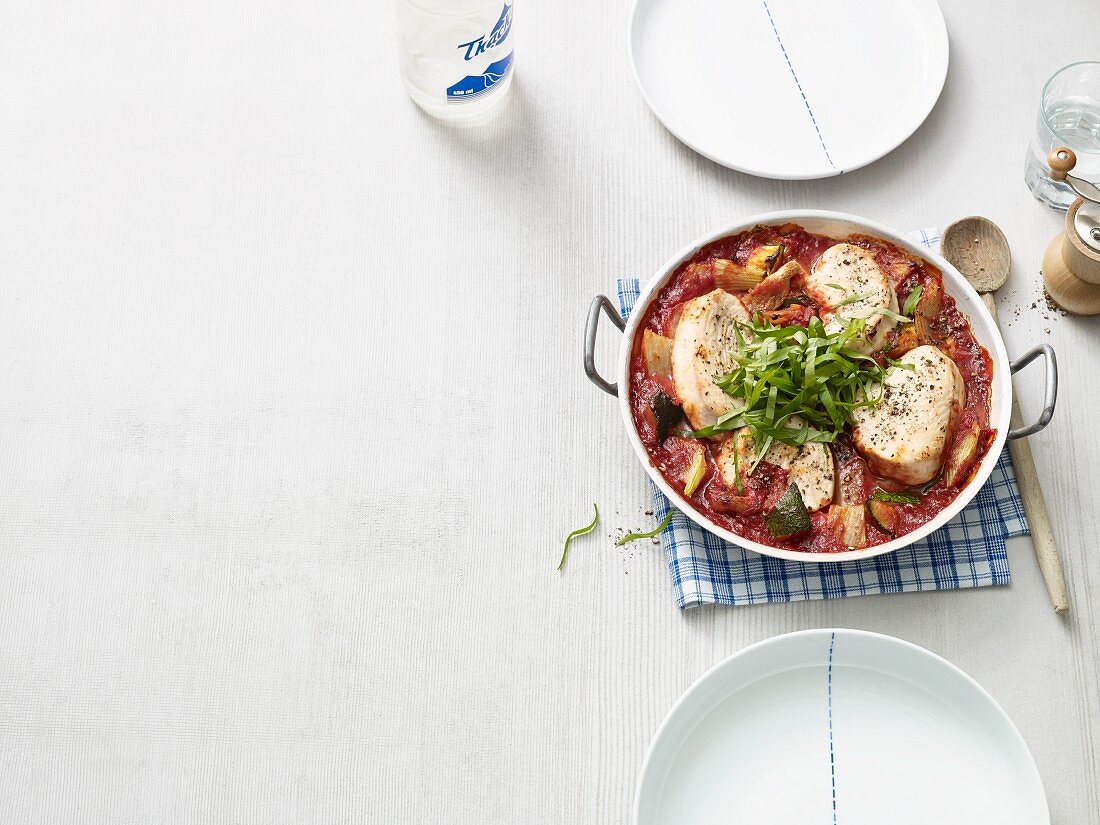 Geflügel-Medaillons auf Zucchini-Tomatengemüse (Paleo-Diät)