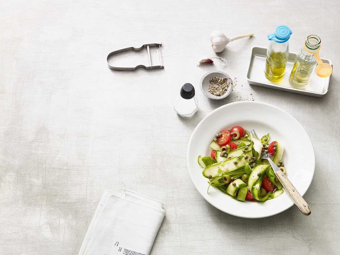 Veganer Zucchininudel-Salat mit Kapern (Paleo-Diät)