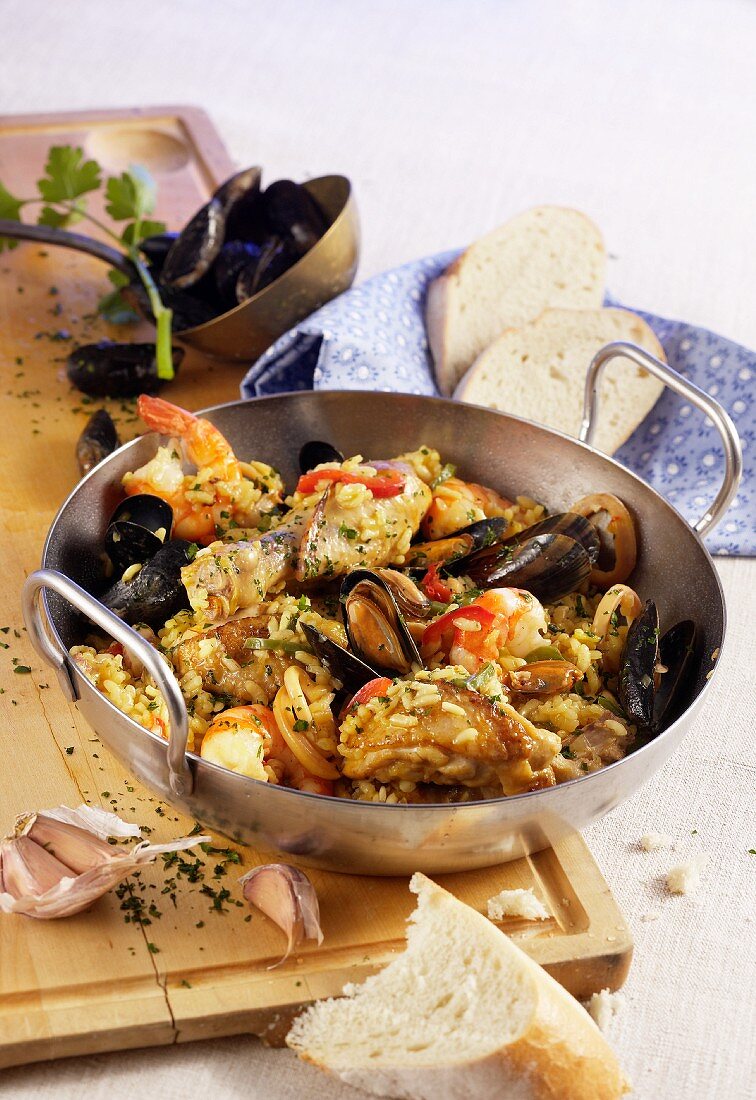 Paella Andaluz mit Hähnchenfleisch, Rindfleisch, Muscheln und Krustentieren