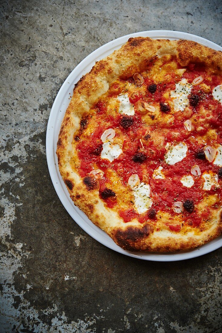 Pizza mit Nduja und Mozzarella