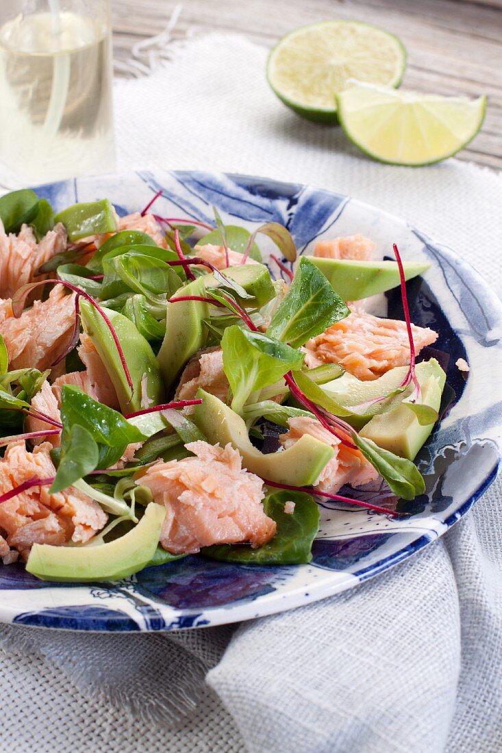 Lachssalat mit Avocado, Feldsalat und Rote-Bete-Sprossen