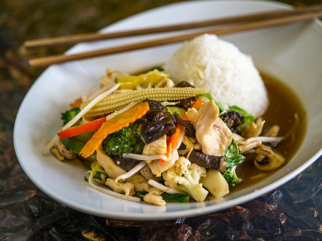 Stir-fried vegetables with chicken and scented rice (Thailand)