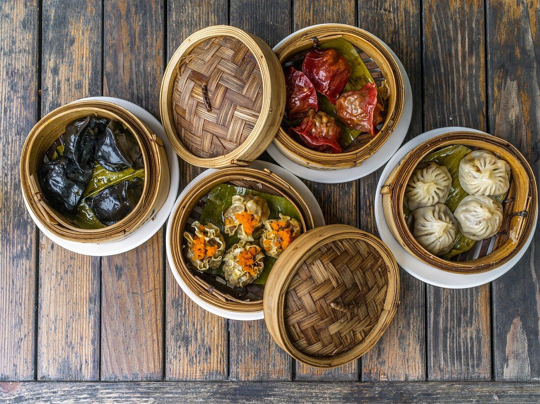 Various stuffed dumplings in bamboo steamers (Asia)