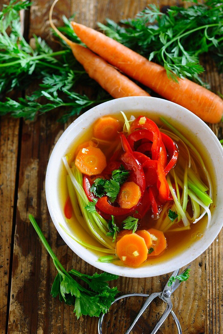 Schnelle Gemüsesuppe mit Karotten und Paprika