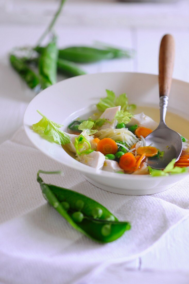 Hühnersuppe mit Erbsen und Karotten