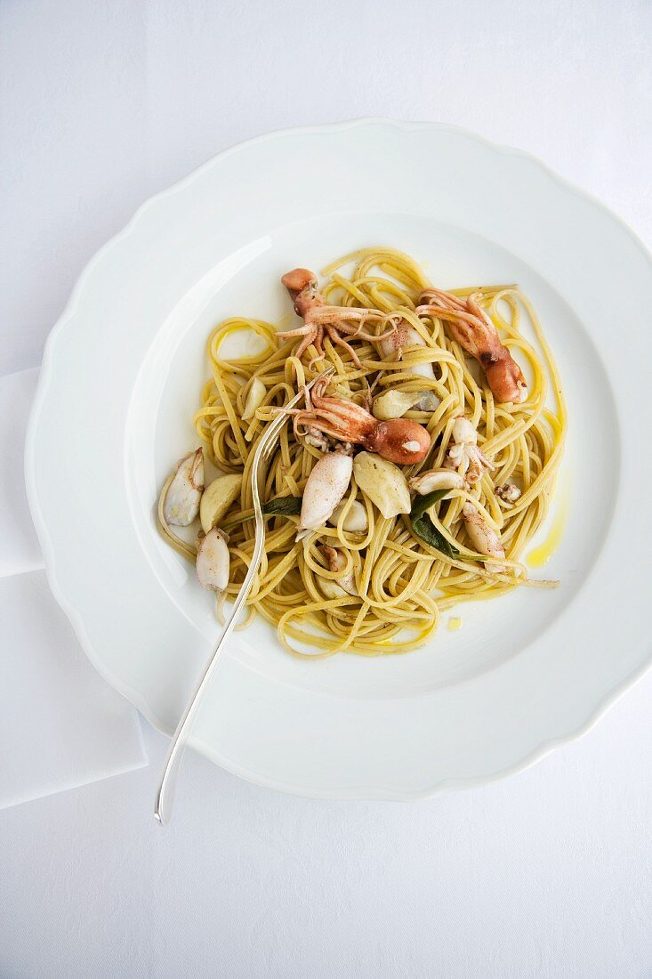 Bavette con calamaretti al profumo d'aglio e salvia (Nudeln mit Knoblauch-Tintenfisch und Salbei, Italien)