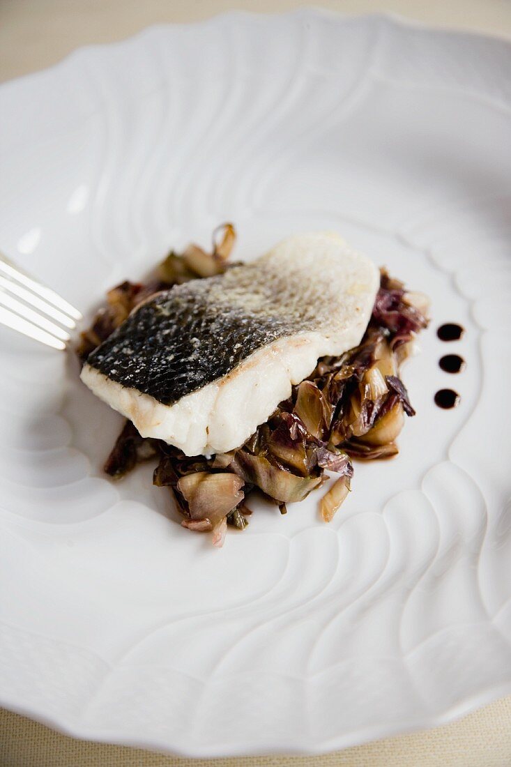 Branzino con radicchio rosso in salsa balsamica (Wolfsbarsch auf Balsamico-Radicchio, Italien)