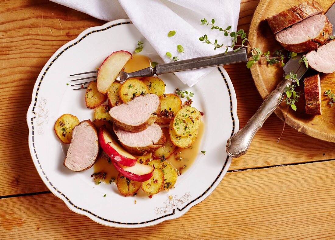 Nürnberger Schweinefilet mit Majoran und Apfelspalten