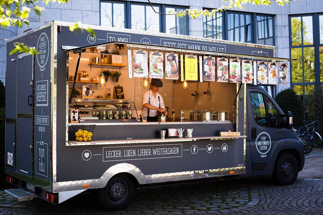 11500276 Food Truck Mit Verschiedenen Snacks In Einem Innenhof 