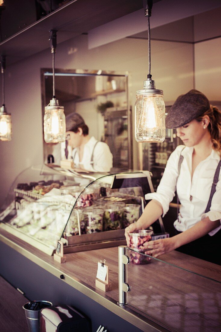 Food Truck mit verschiedenen Salaten und Snacks