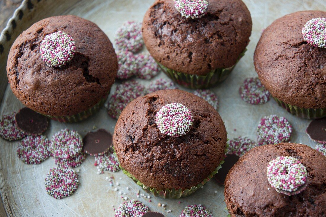 Schokoladen-Kirsch-Muffins mit Schokolinsen