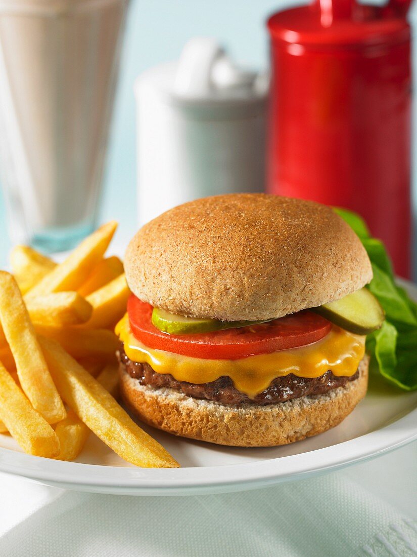 Klassischer Cheeseburger mit Pommes frites