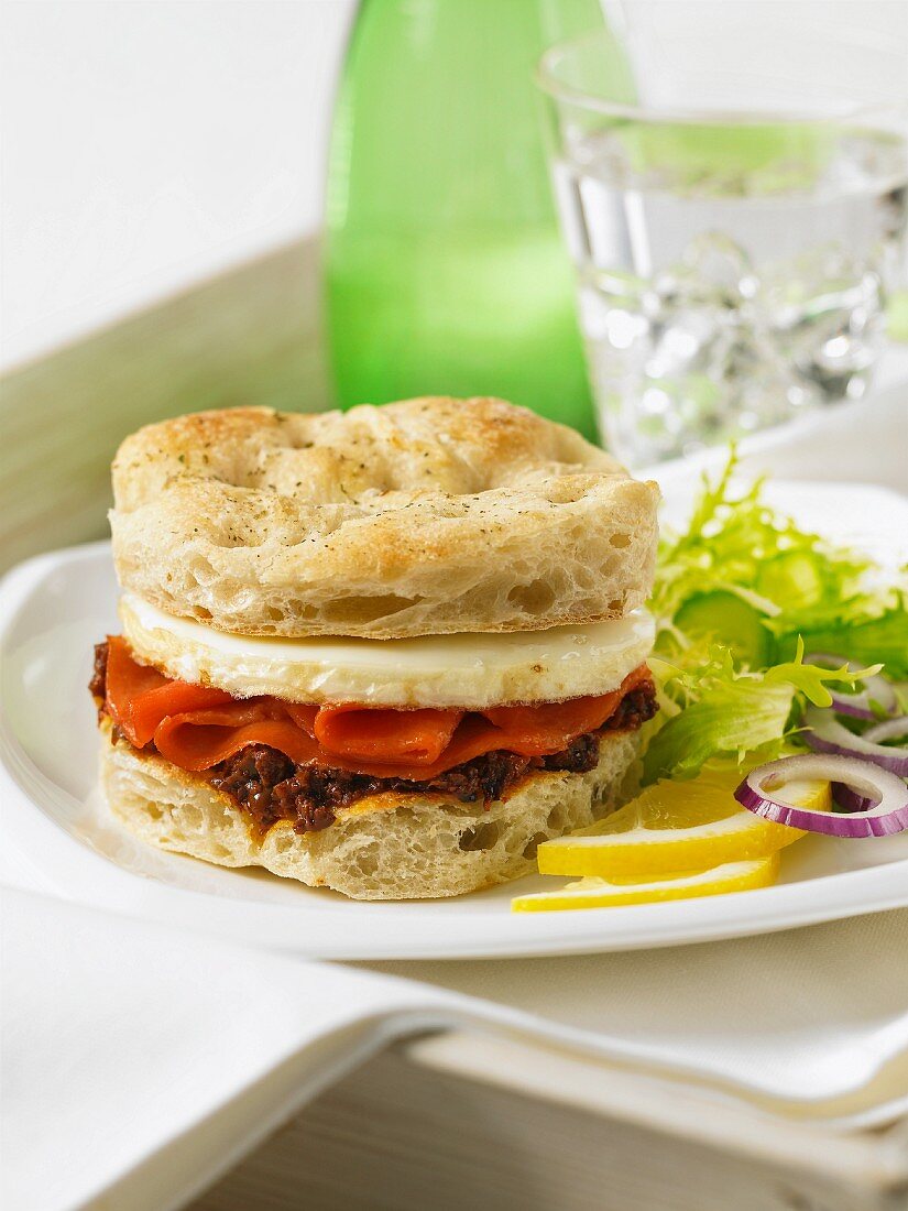 Biscuit mit Räucherlachs und Oliven