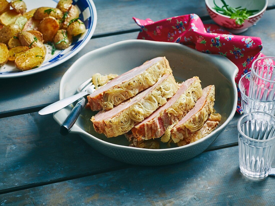 Gegrillter Aschenbraten im Speck-Zwiebel-Mantel