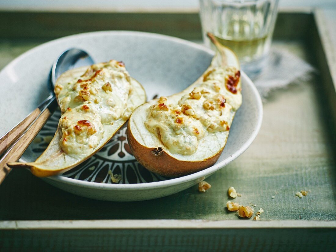Grilled pears filled with gorgonzola