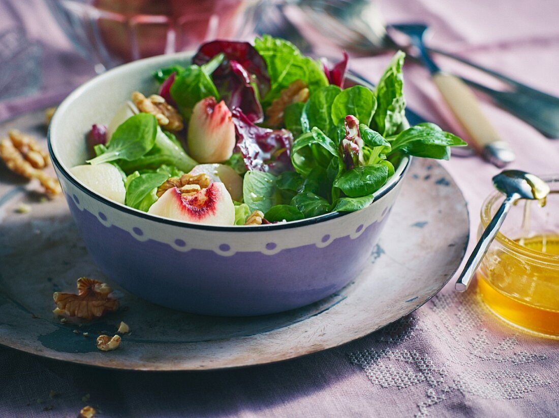 Gemischte Blattsalate mit Weinbergpfirsichen, Walnüssen & Gorgonzola