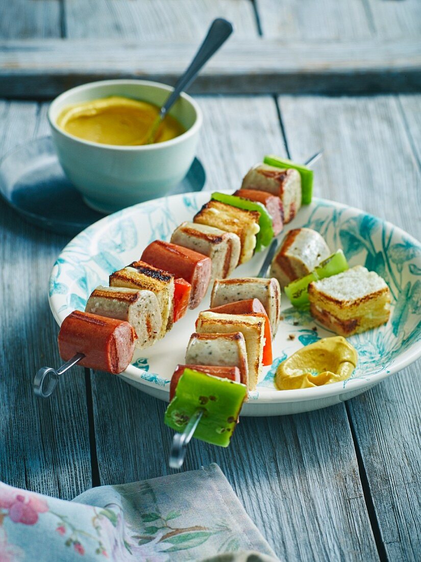 Grilled sausage skewers with garlic bread