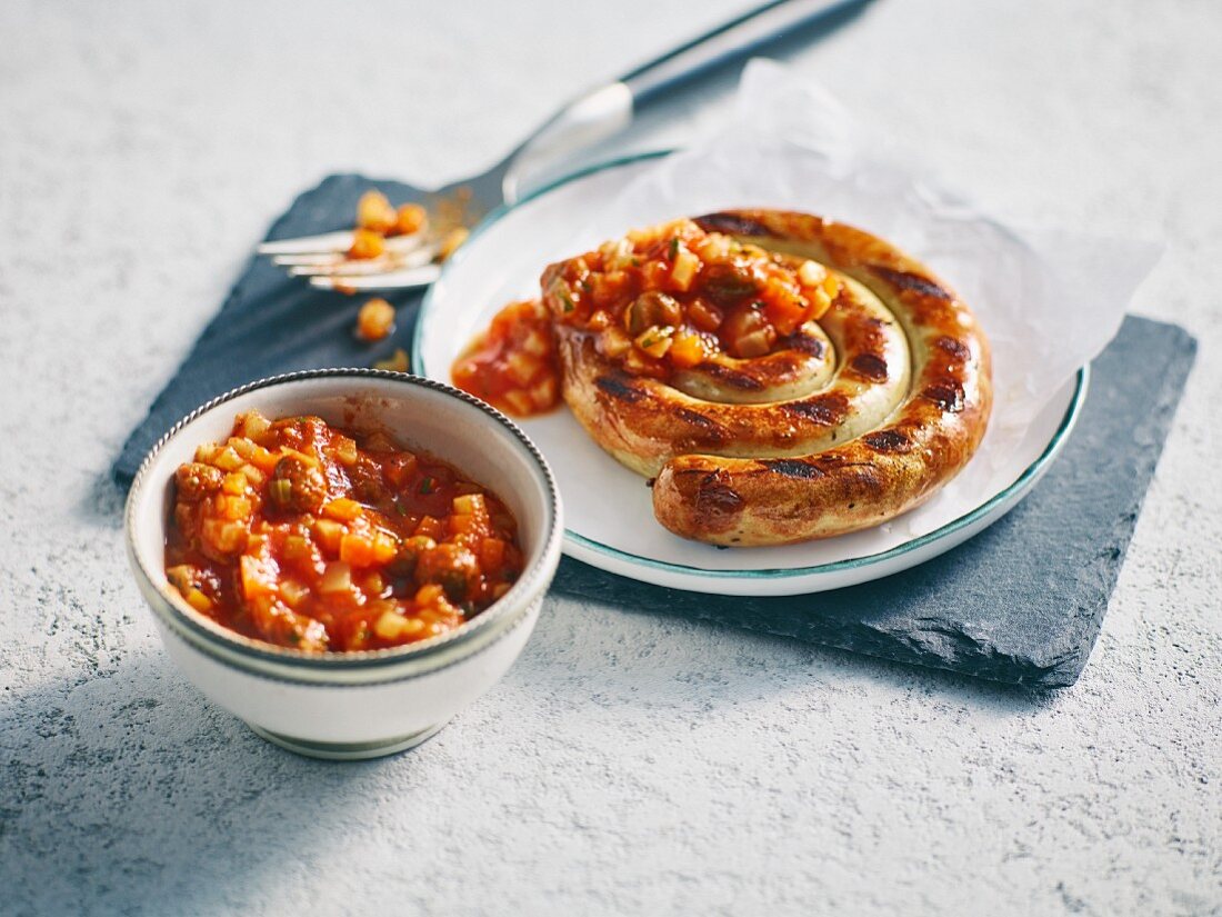 Gegrillte Bratwurst auf Languedoc-Art mit Tomaten-Kapernsauce