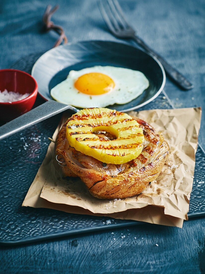 Gegrillte Schweinshaxen-Ananas-Scheiben mit Senfsauce & Spiegelei