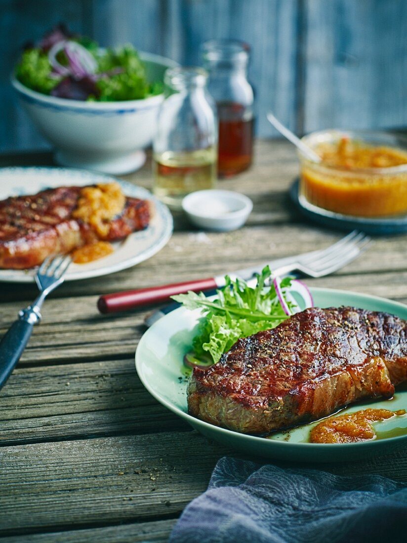 Gegrillte Rumpsteaks mit Chili-Salsa