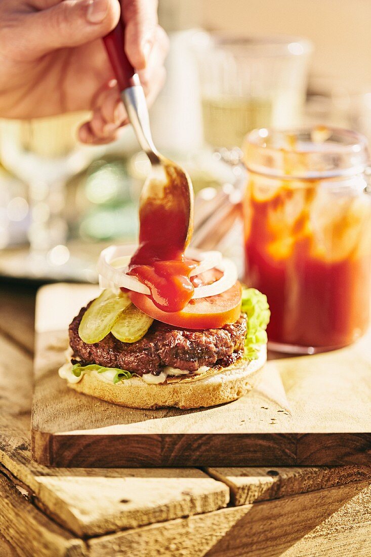 Klassischen Burger mit Ketchup verfeinern