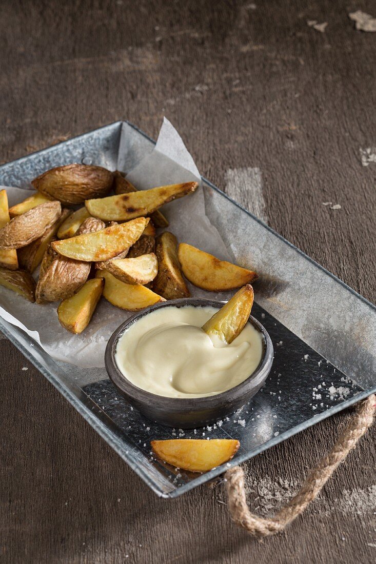 Potato wedges with vegan mayonnaise