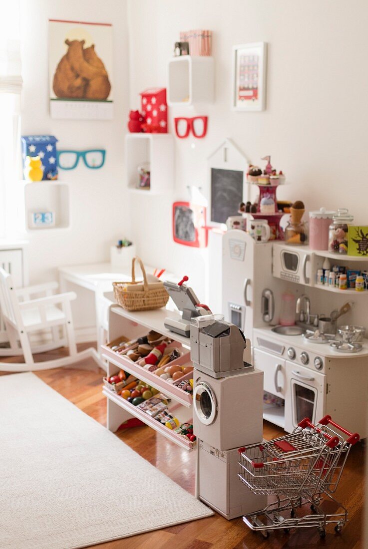 Kinderzimmer mit Einkaufsladen und Spielküche