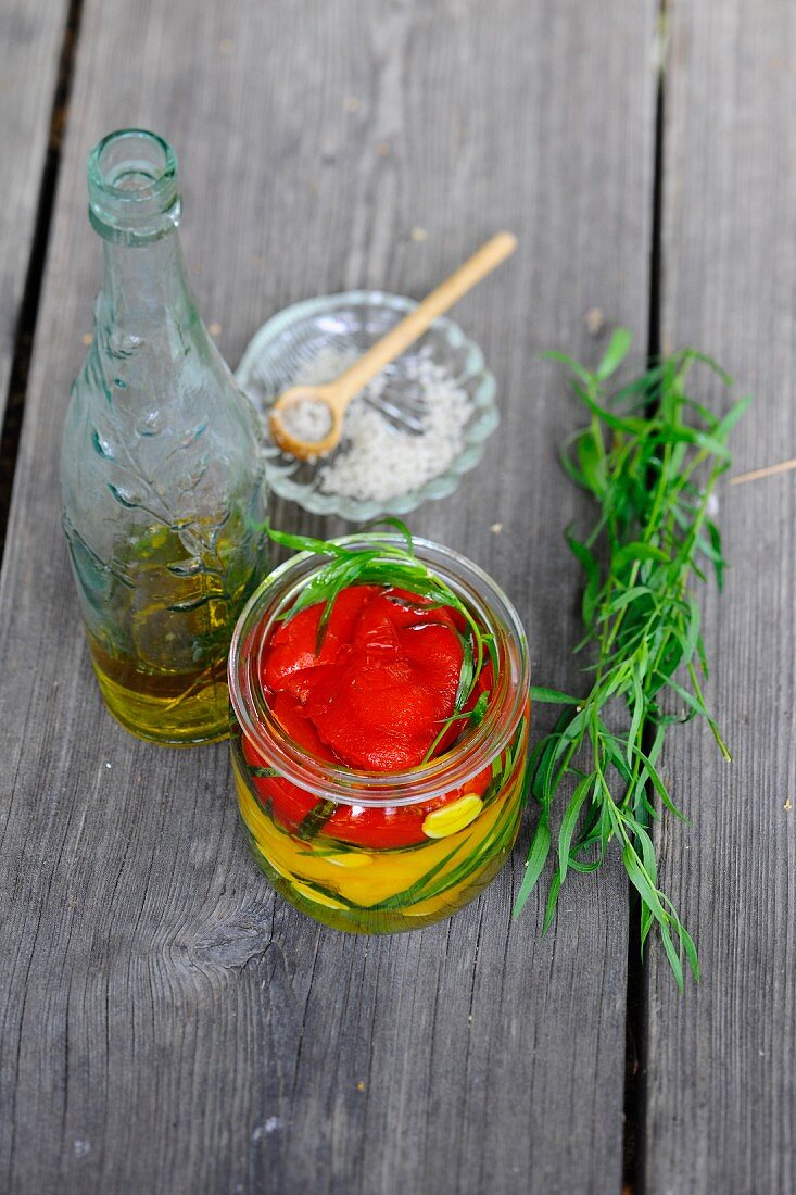 Eingelegte Paprikaschoten, Olivenöl und Salz