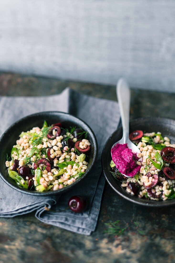 Graupensalat mit Kirschen und Rote-Bete-Sauce