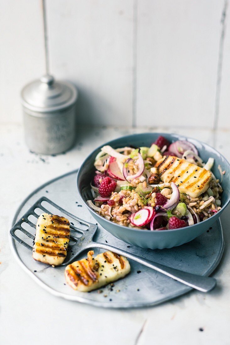Fennel and oat salad with grilled cheese
