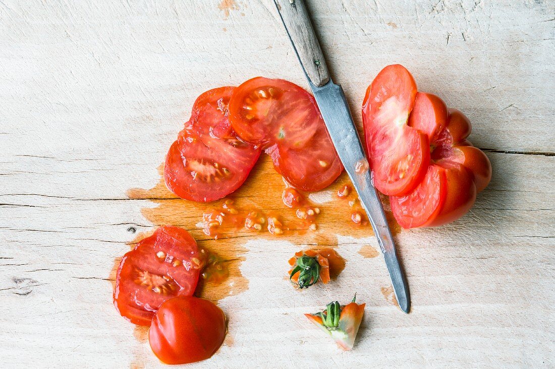Aufgeschnittene frische Tomate
