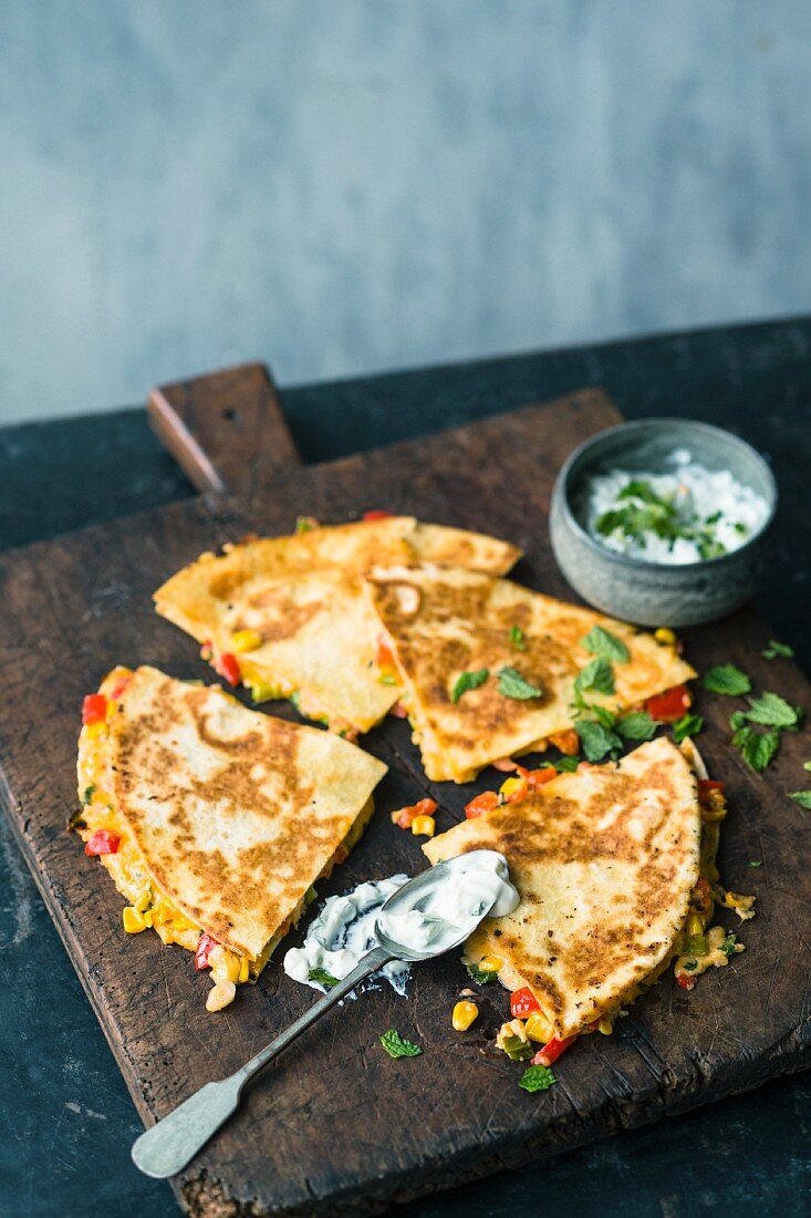 Curry-Mais-Quesadillas mit Minz-Raita