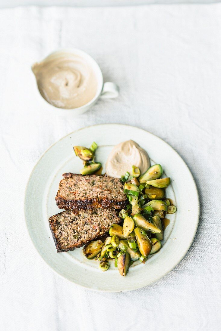 Vegetarischer Nuss-Bergkäse-Braten mit Wok-Rosenkohl und Tahin-Dip