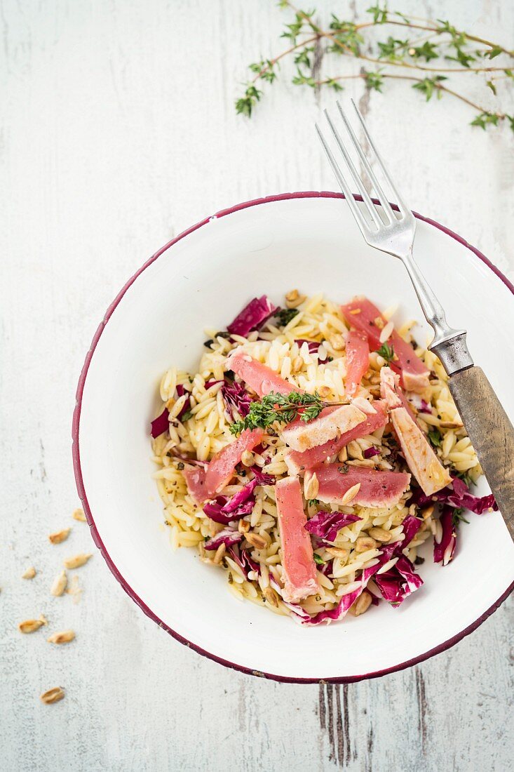 Nudelsalat mit Thunfisch und Sonnenblumenkernen