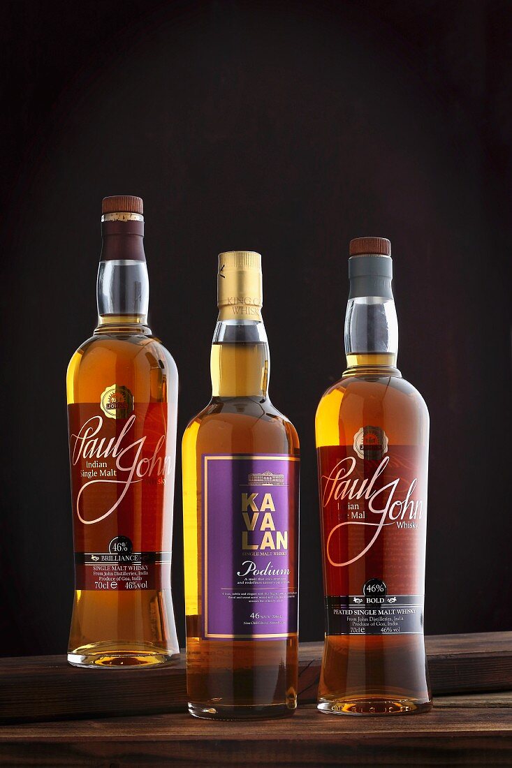 Drei Flaschen Whisky aus Indien
