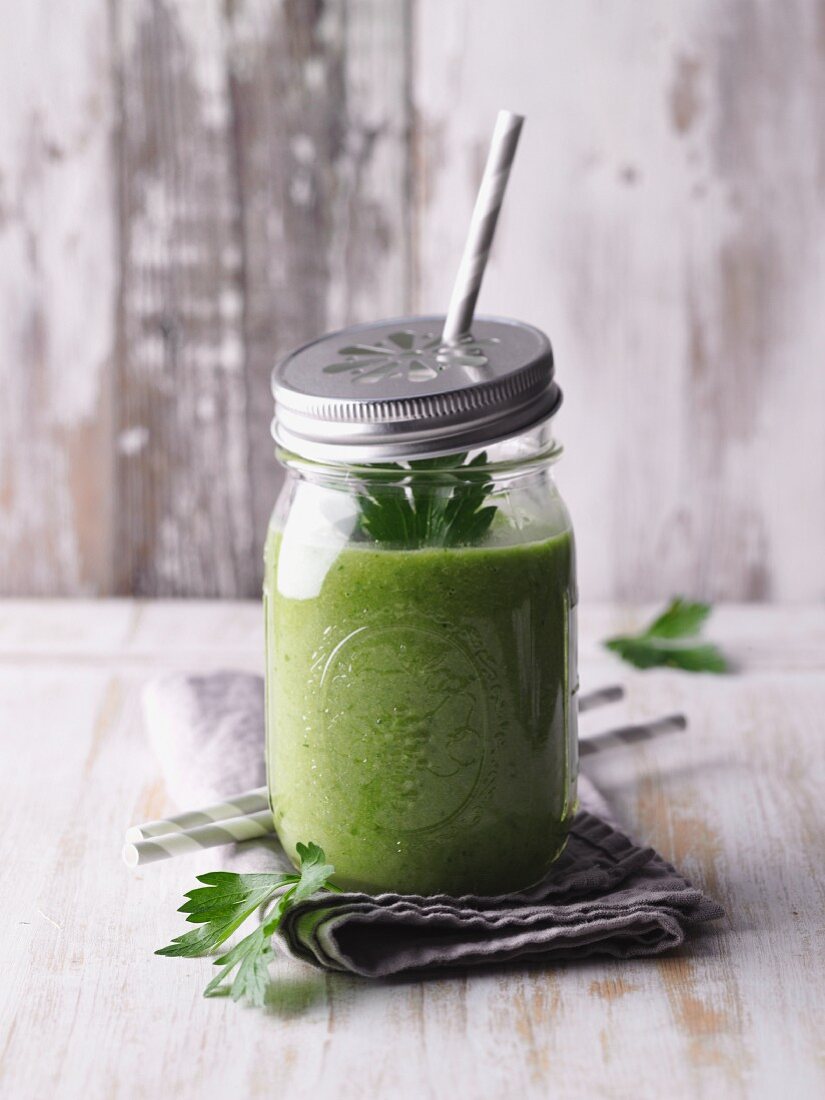 Grüner Avocado-Smoothie mit Batavia und Weizengraspulver