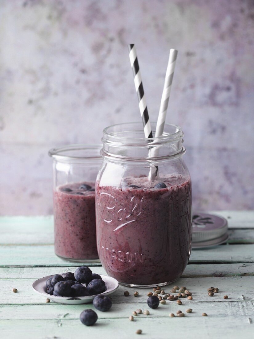 Blueberry and fig smoothies with hemp, coconut and maca