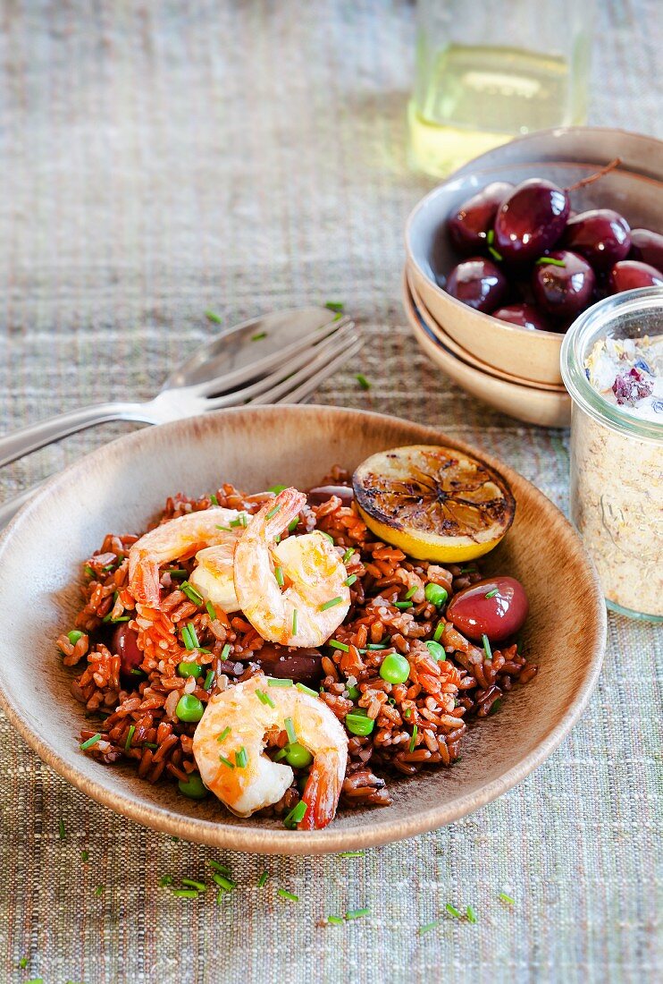 Red rice with prawns and black olives