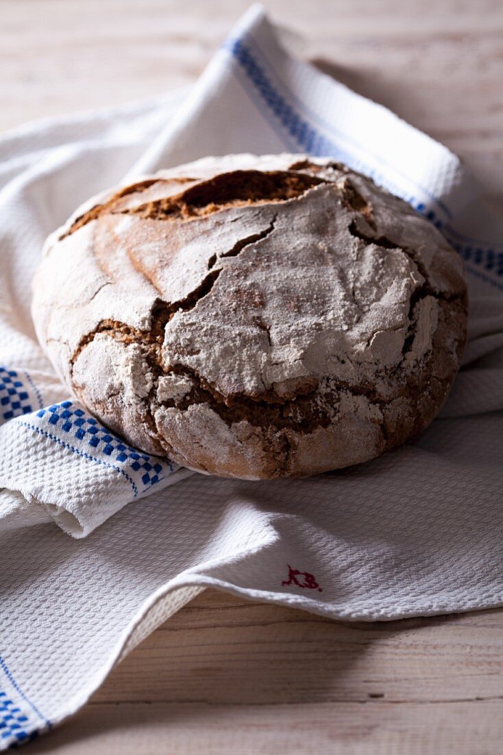 Emmer-Vollkornbrot auf Leinentuch